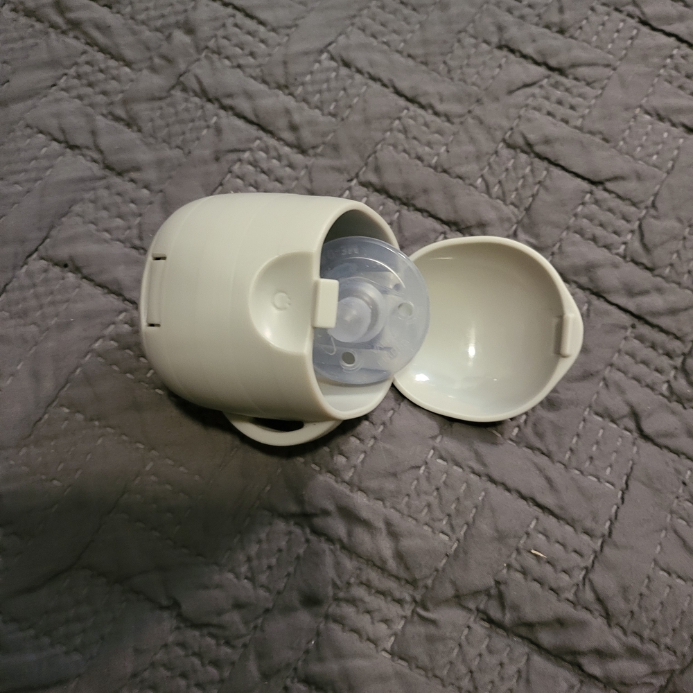 Dual Pacifier Holder - Picture 2 of 3